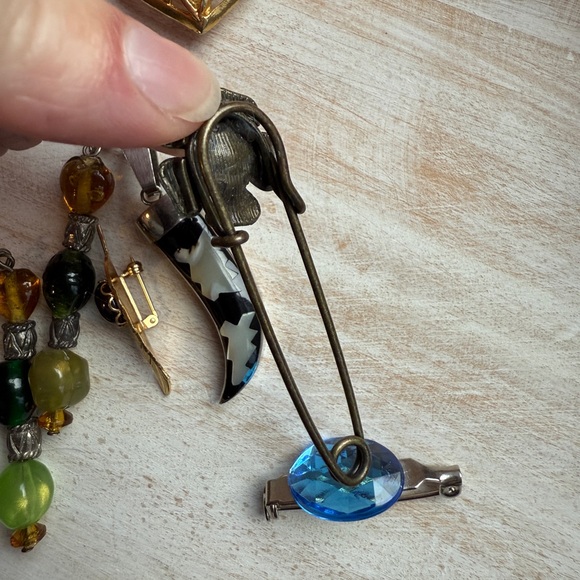 Assorted Vintage Jewelry Set with Gold and Silver Tones - Picture 7 of 12